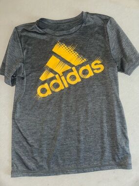 Kids Size M adidas Gray Short-Sleeve Tee with Yellow Logo Rashguard